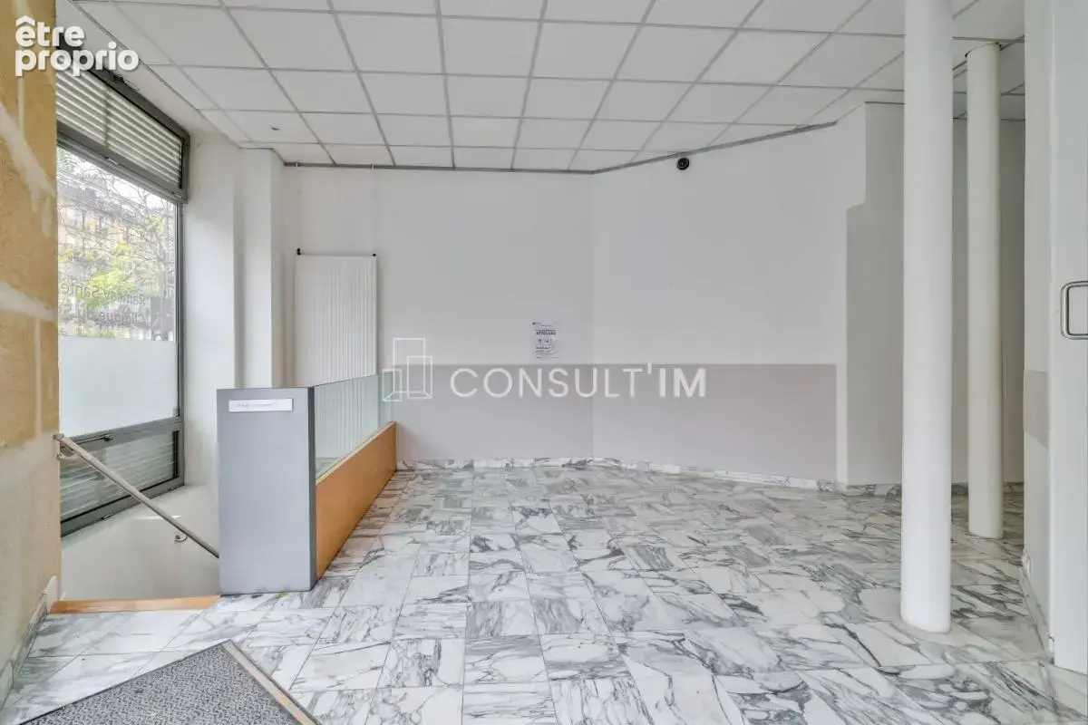 Métro Saint-Marcel, boutique d'angle à vendre dans un bel immeuble - photo 3