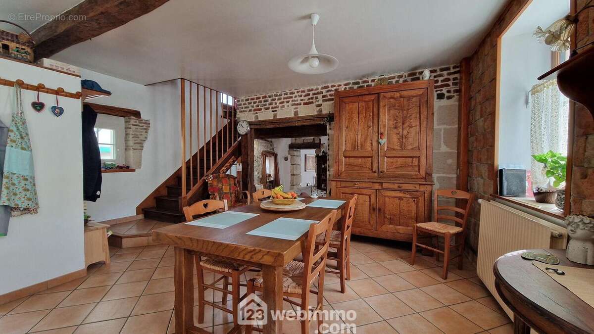 Un espace salle à manger pour y recevoir vos convives - Maison à VESLUD