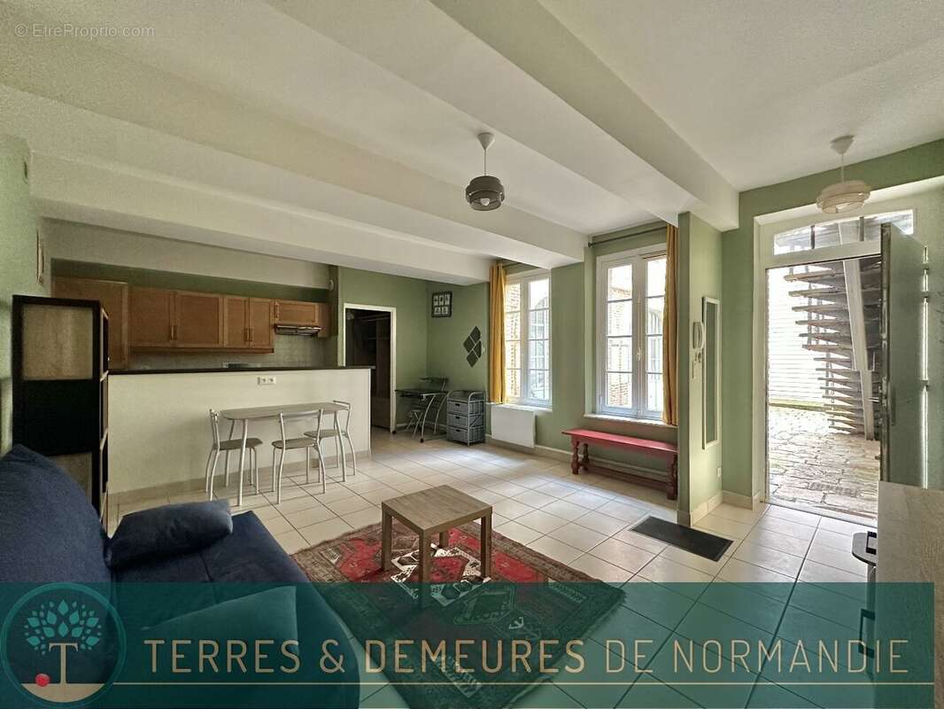 Studio de 36m² au rez-de-chaussée sur cours  Immeuble en brique - Vendu meublé. - photo 3