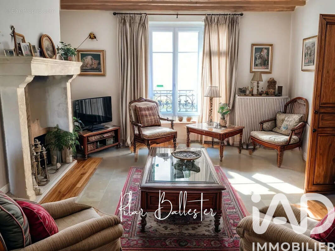 Maison 213 m² à Quincy-Voisins  - photo 2