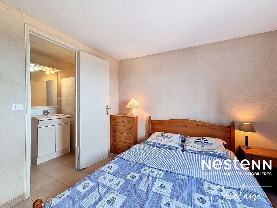 Maison d'environ 184 m² sur deux niveaux et un terrain d'environ 500 m² avec vue sur le golfe de Saint Tropez à proximité du cen - photo 16