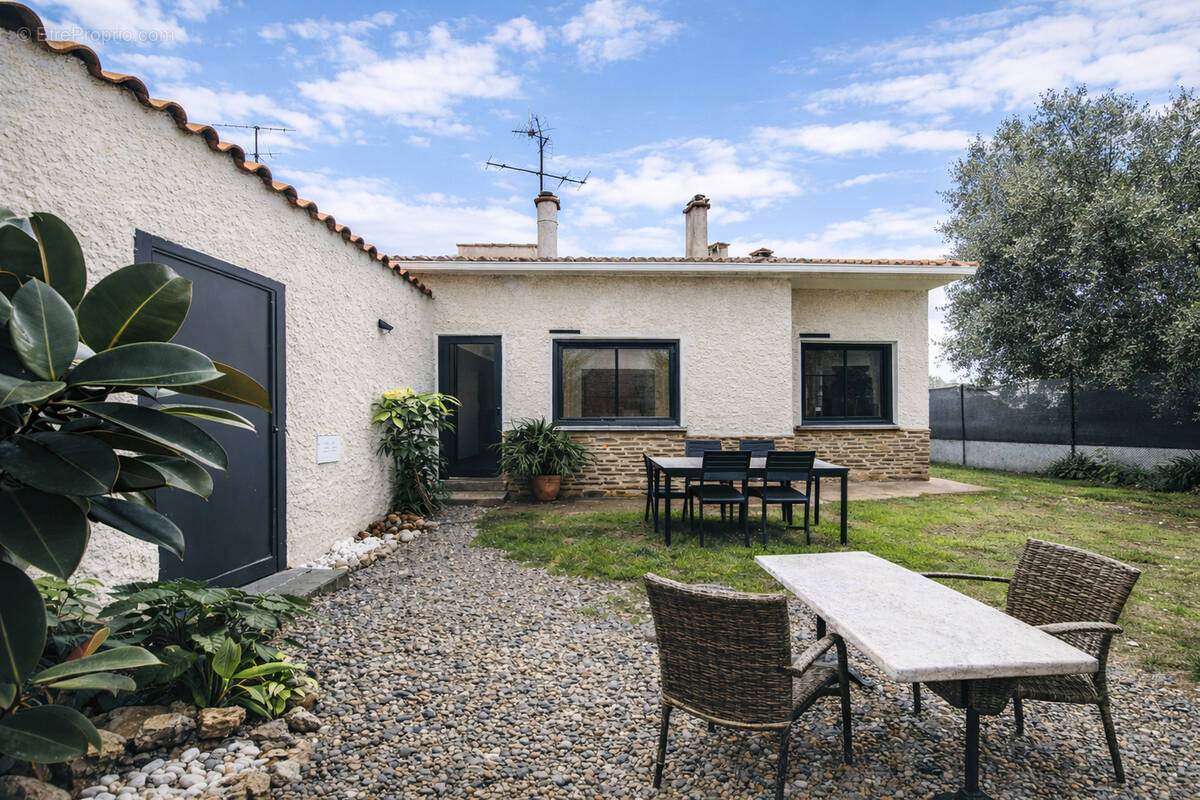 Maison à SAINT-LAURENT-DE-LA-SALANQUE