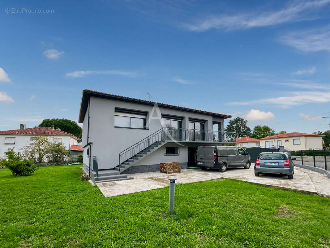 A VENDRE - Maison entièrement rénovée ? Fort potentiel avec logement indépendant - photo 2