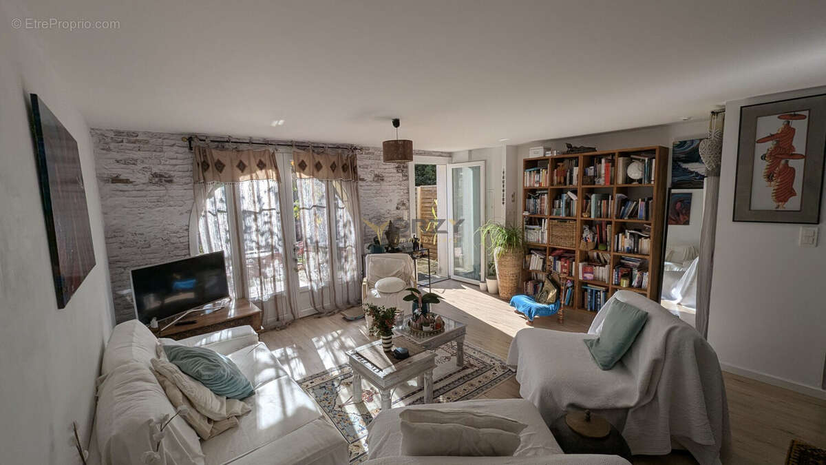 Maison à ENTRAIGUES-SUR-LA-SORGUE