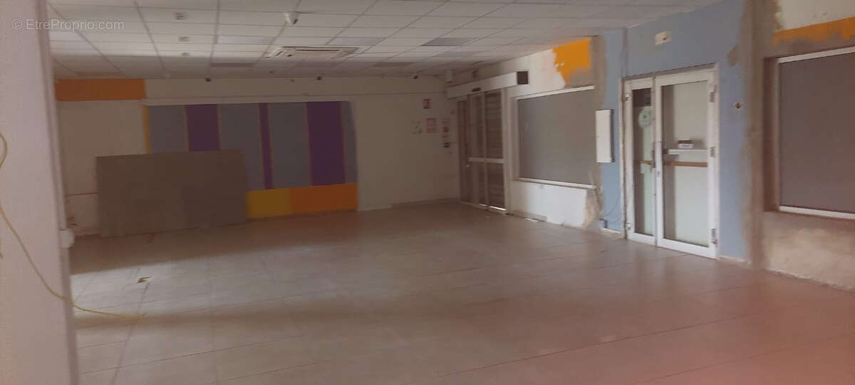 Local spacieux et lumineux avec vitrine dans une zone d'activité - photo 6