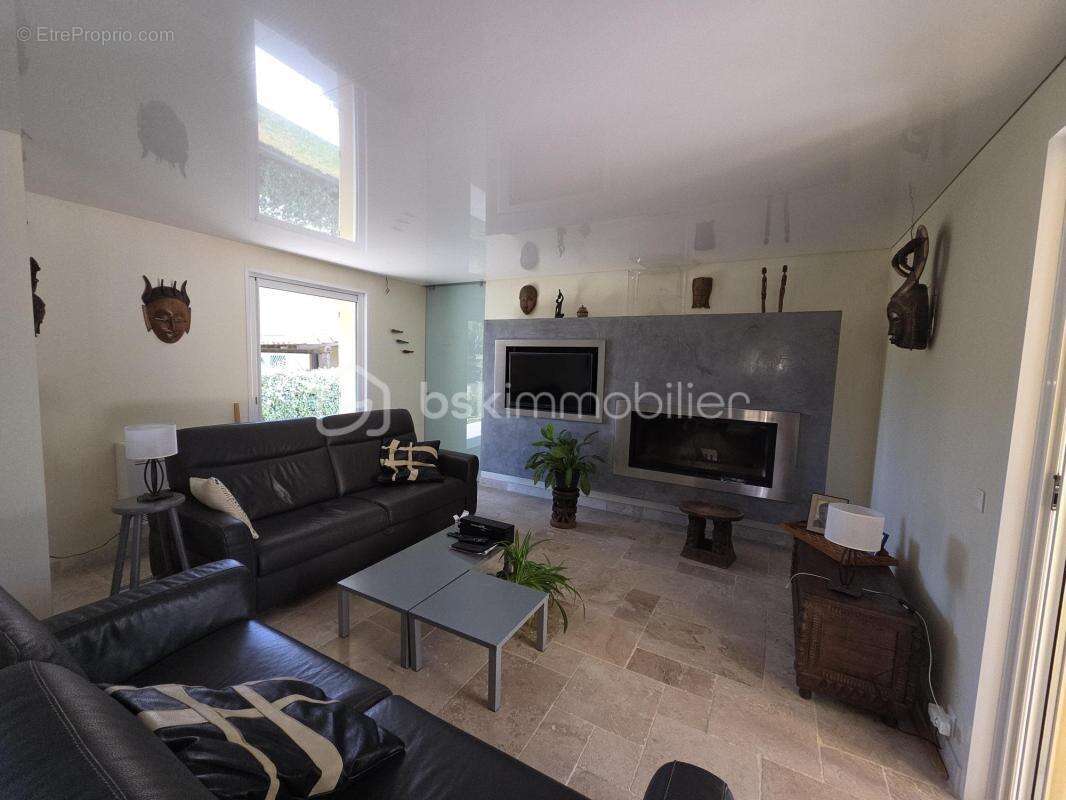 FRONTIGNAN – Élégante villa familiale de 195 m² de type 8 avec piscine, prestations haut de gamme et jardin paysager - photo 3