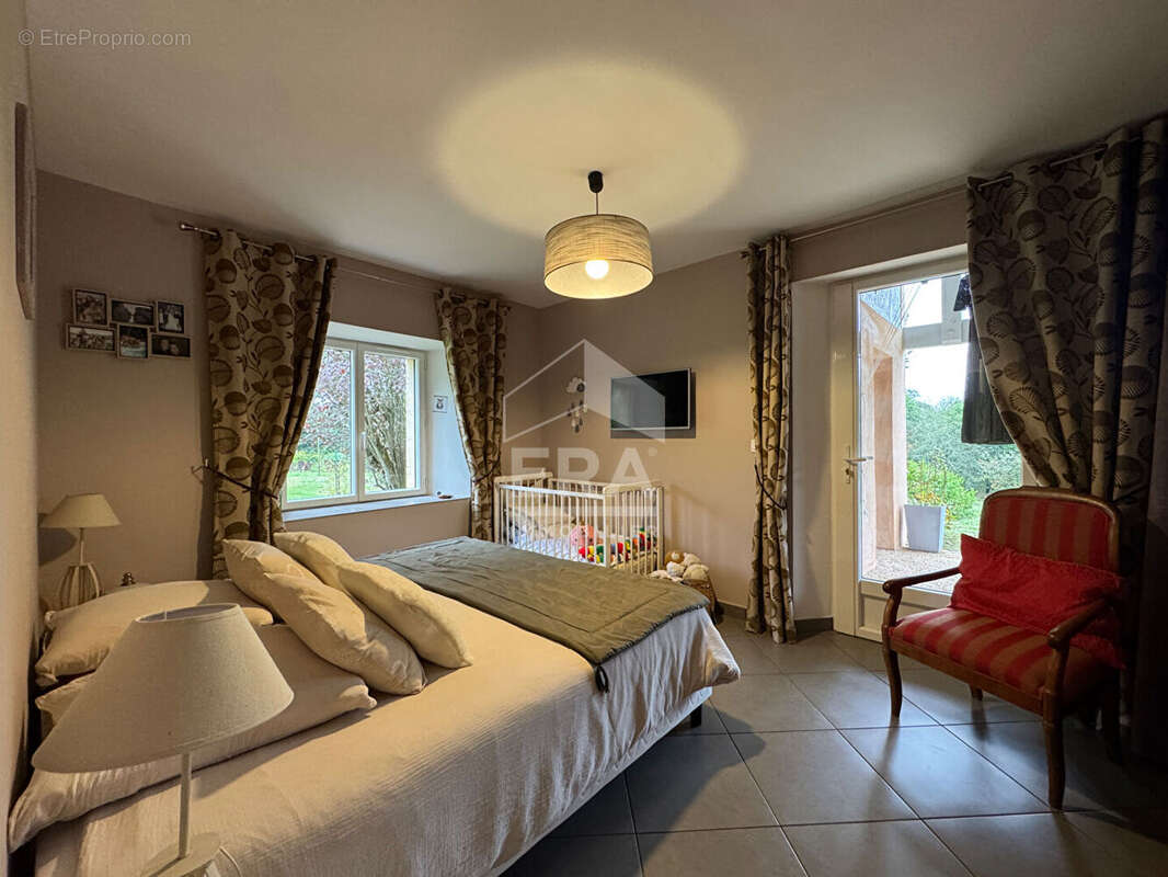 Maison à NOTRE-DAME-DE-SANILHAC