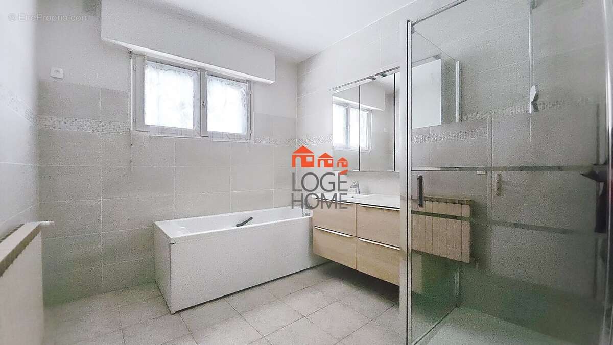 Salle de bains douche et baignoire - Maison à NOYELLES-GODAULT