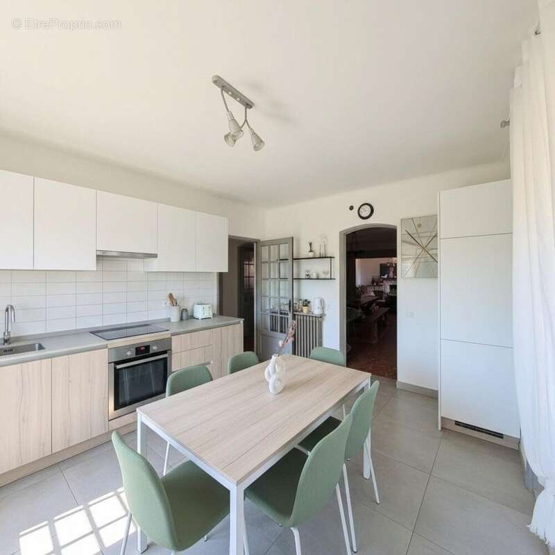 Maison 205 m² à Robion  - photo 8