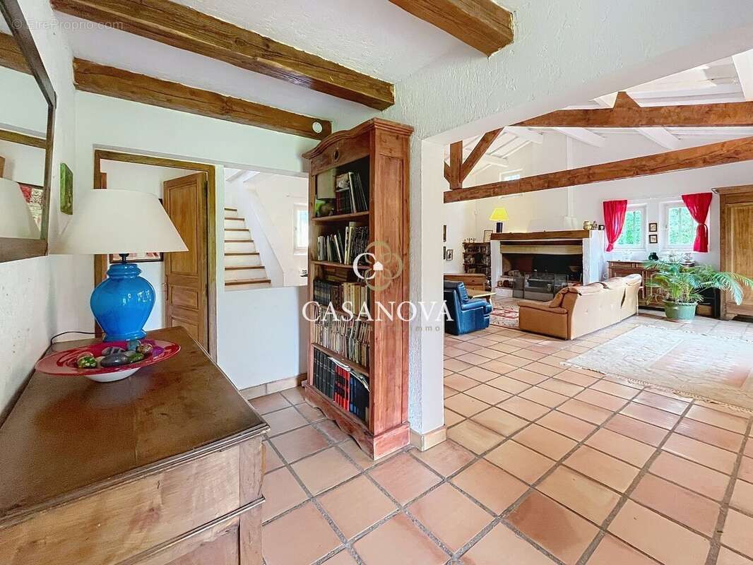 Aux portes de PEZENAS, maison de caractère sur un superbe terrain CONSTRUCTIBLE et DIVISIBLE de 3300 m². A 25 mn du bord de MER, - photo 19