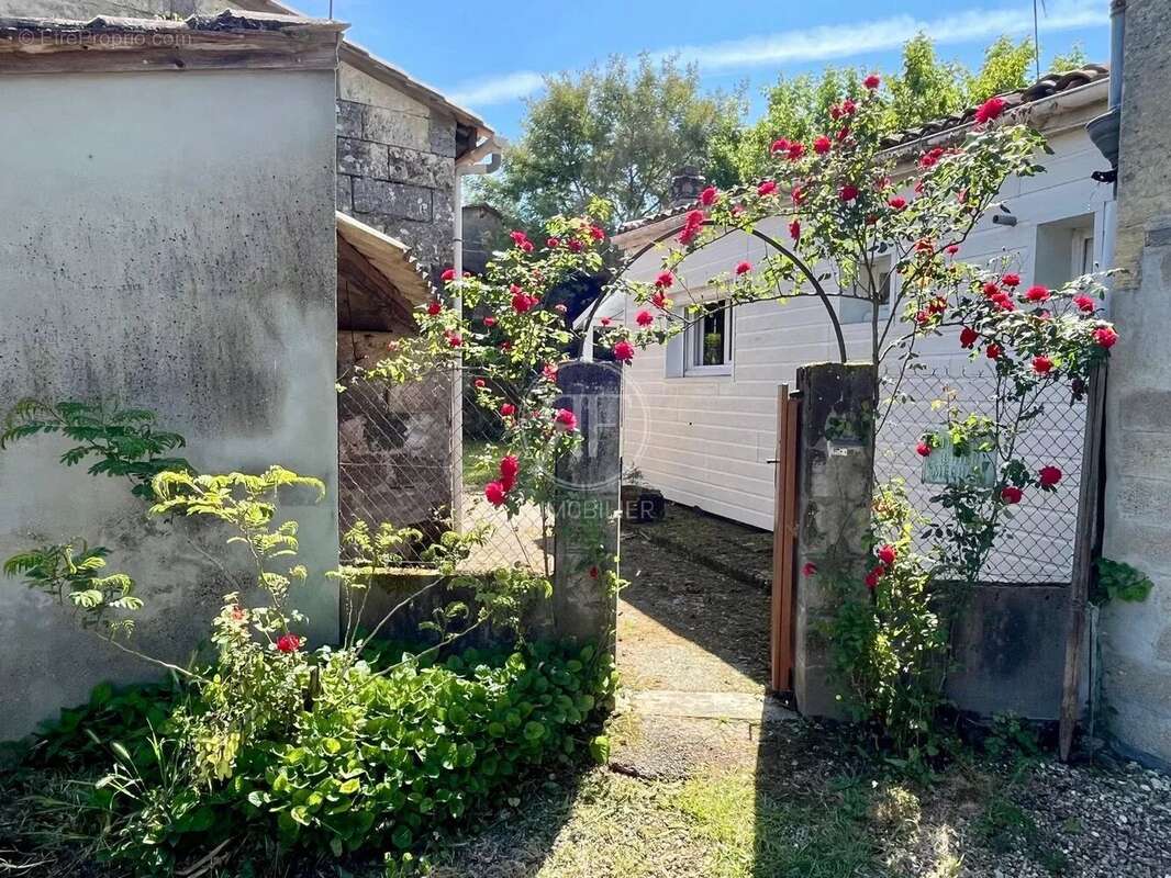 Maison à PETIT-PALAIS-ET-CORNEMPS