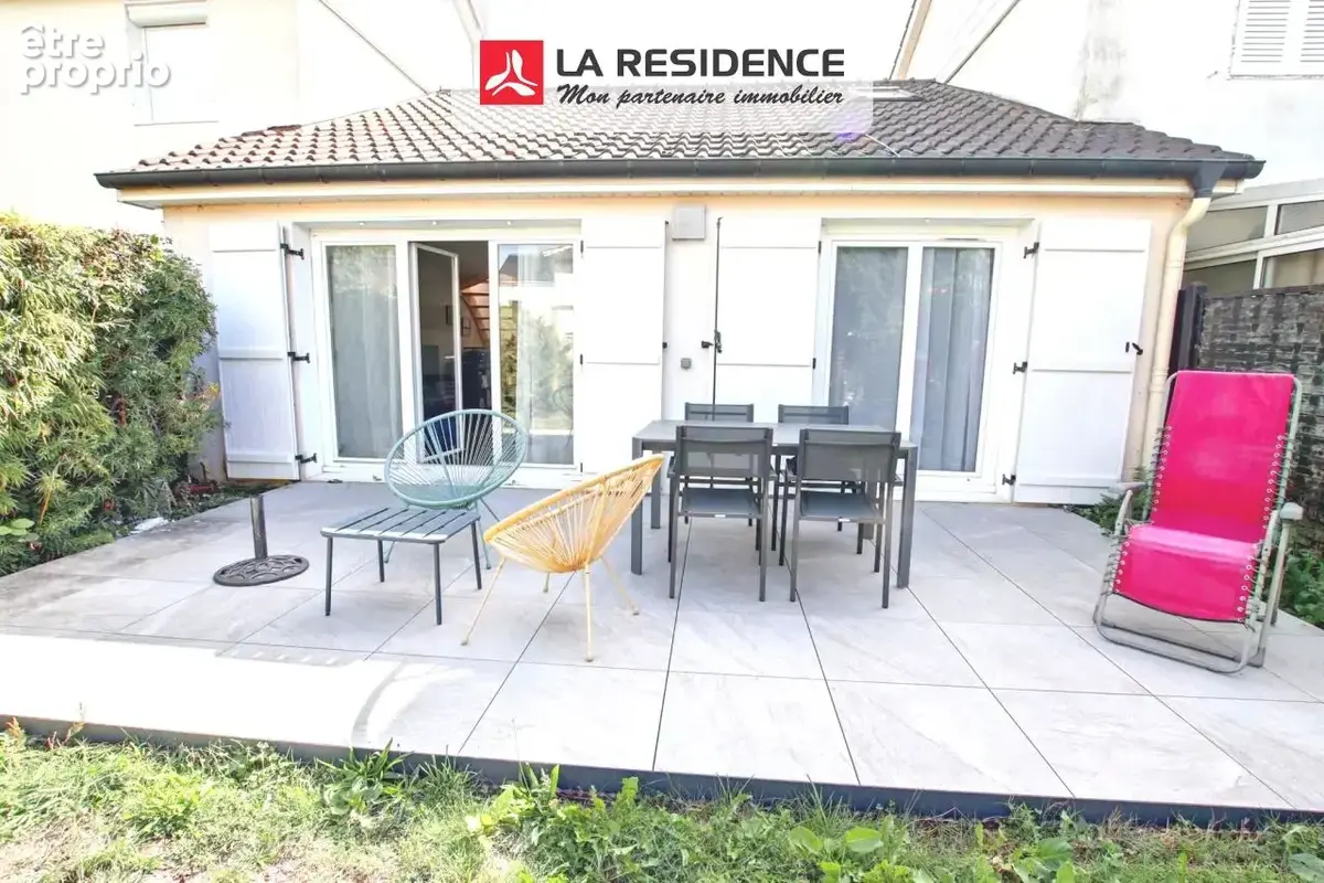 Photo Maison à Le Mesnil-Saint-Denis au prix de 367 500€