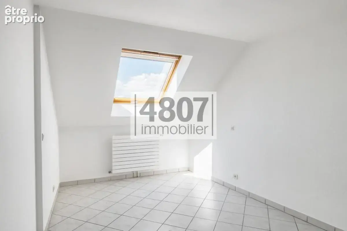4 pièces - 93m2 habitable- Centre-ville de St Julien - photo 6