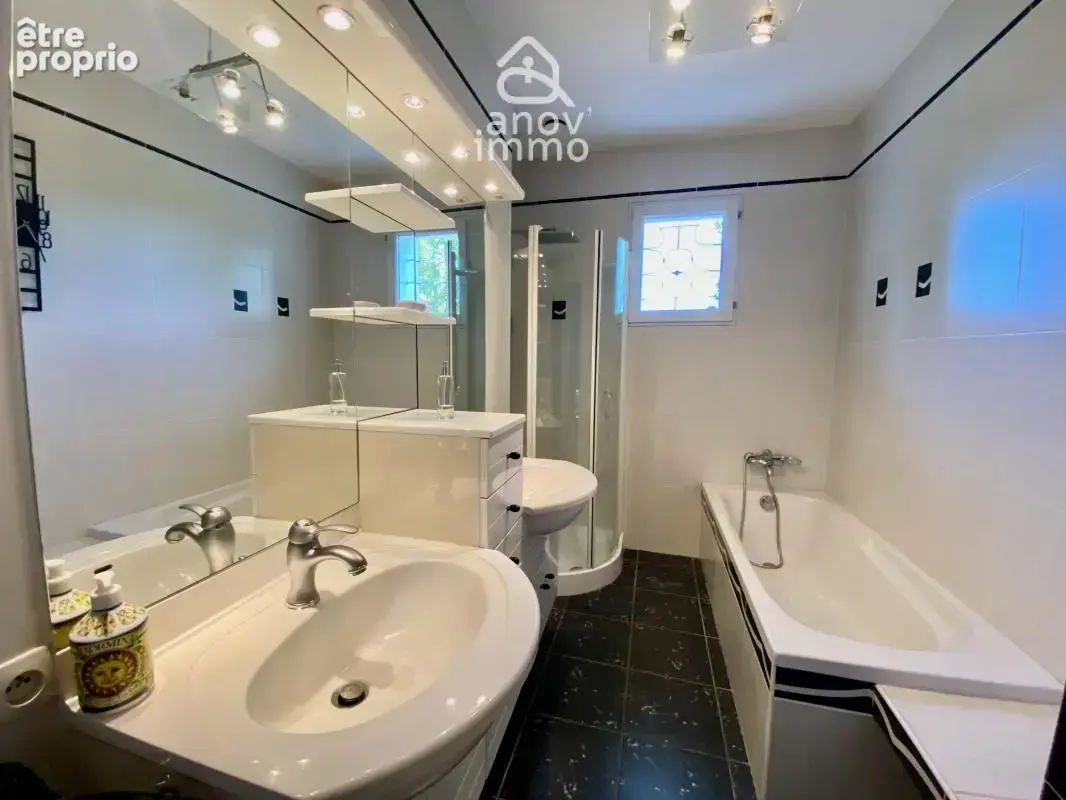 CHAPONOST -- Maison familiale de 240 m2 avec piscine, terrai - photo 7