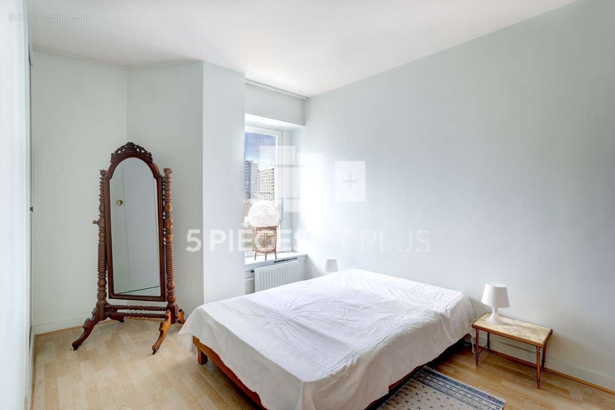 Appartement à COURBEVOIE