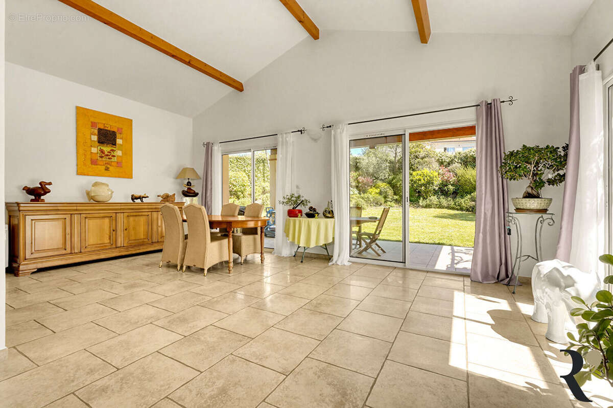 Maison Drémil Lafage 7 pièces 203 m2 sur terrain de 3972 m2 - photo 5