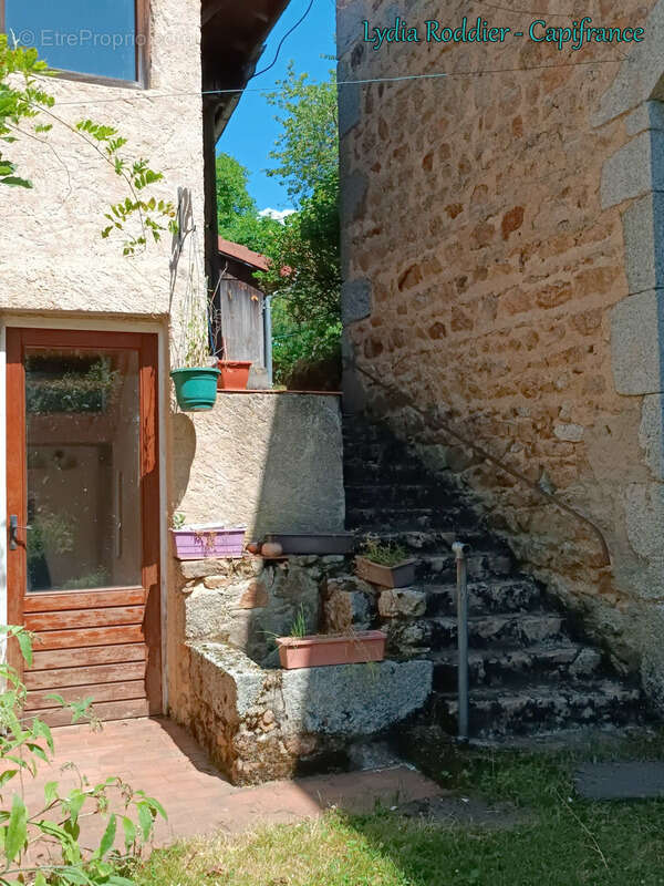 Fermette 10 pièces - grande grange - Rare à SAINT VICTOR MONTVIANEIX (63550) en Auvergne-Rhône Alpes - photo 26