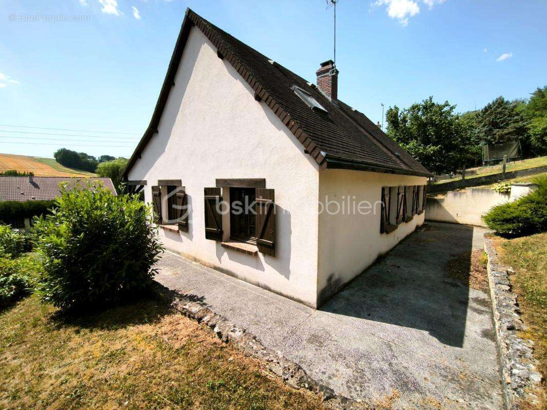 NOUVEAU PRIX – Maison familiale, volumes et terrain arboré au rendez-vous - photo 3