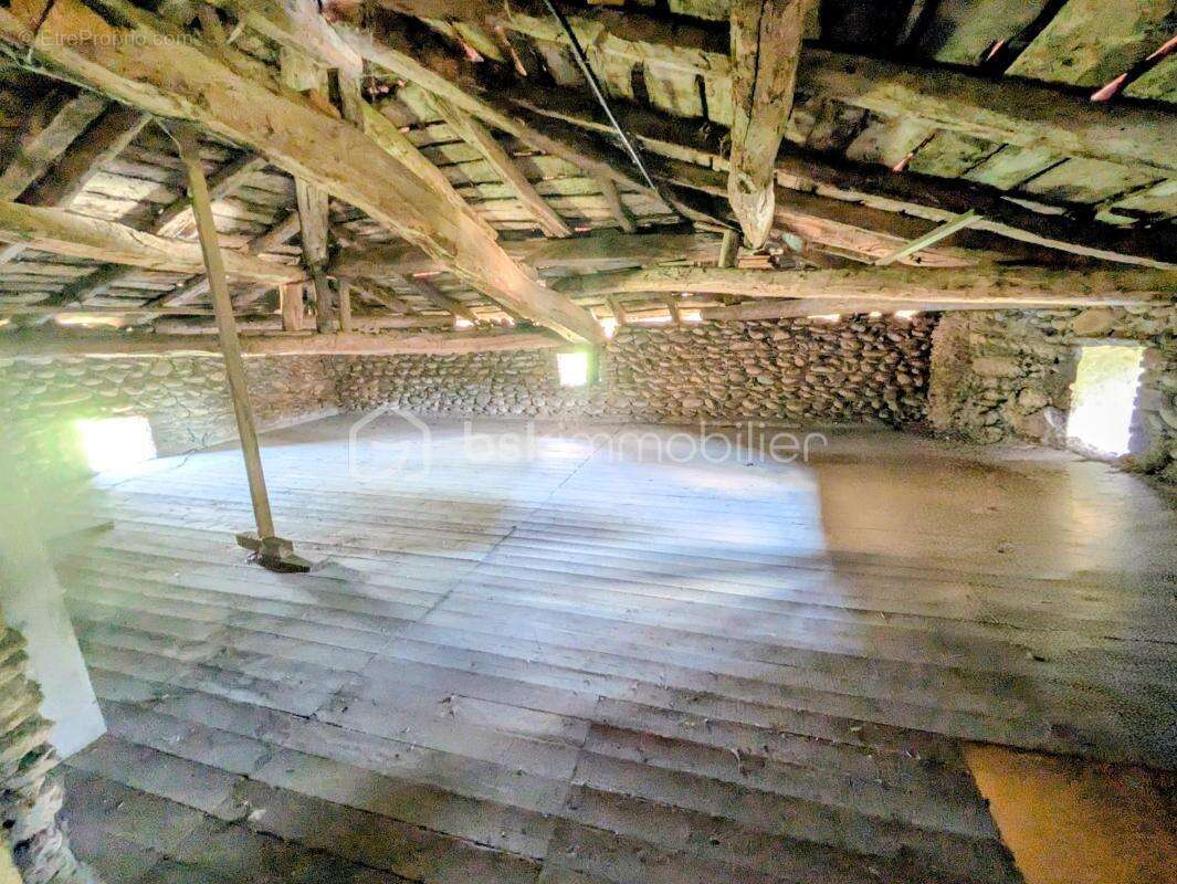 EXCLUSIVITÉ – Ancien corps de ferme sur 5,6 hectares avec dépendances, verger et rivière - photo 18