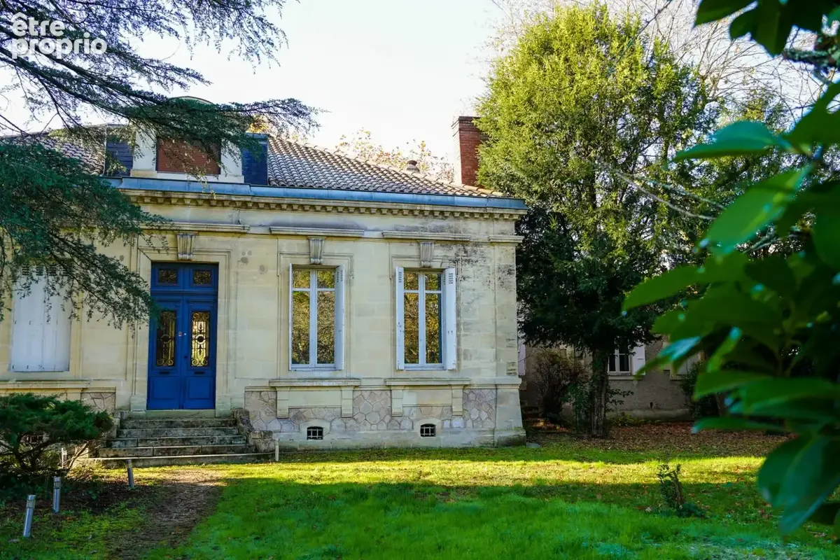 Maison 8 pièces 222 m² à vendre à Saint-Medard-En-Jalles (33160) - photo 2