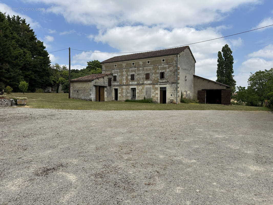 Propriété en pierres, deux maisons et terrain - photo 15