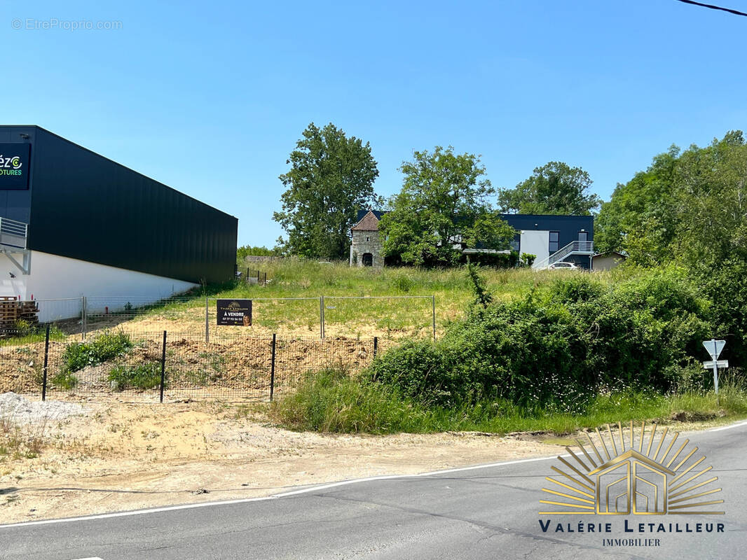 Terrain à MONTUSSAN