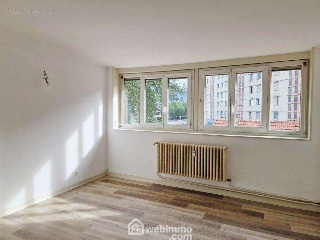 L'espace nuit est composé d'une chambre de 14m². - Appartement à ALBERTVILLE