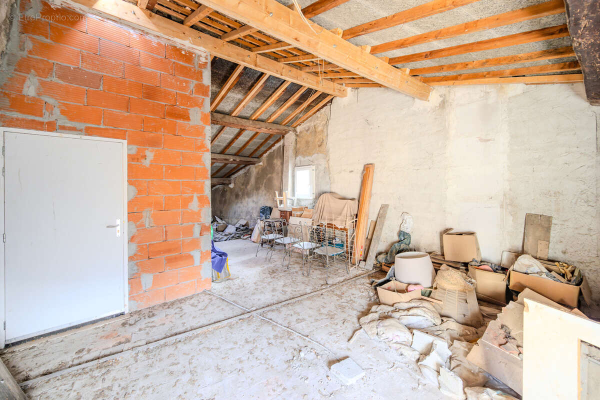 Appartement à MEOUNES-LES-MONTRIEUX