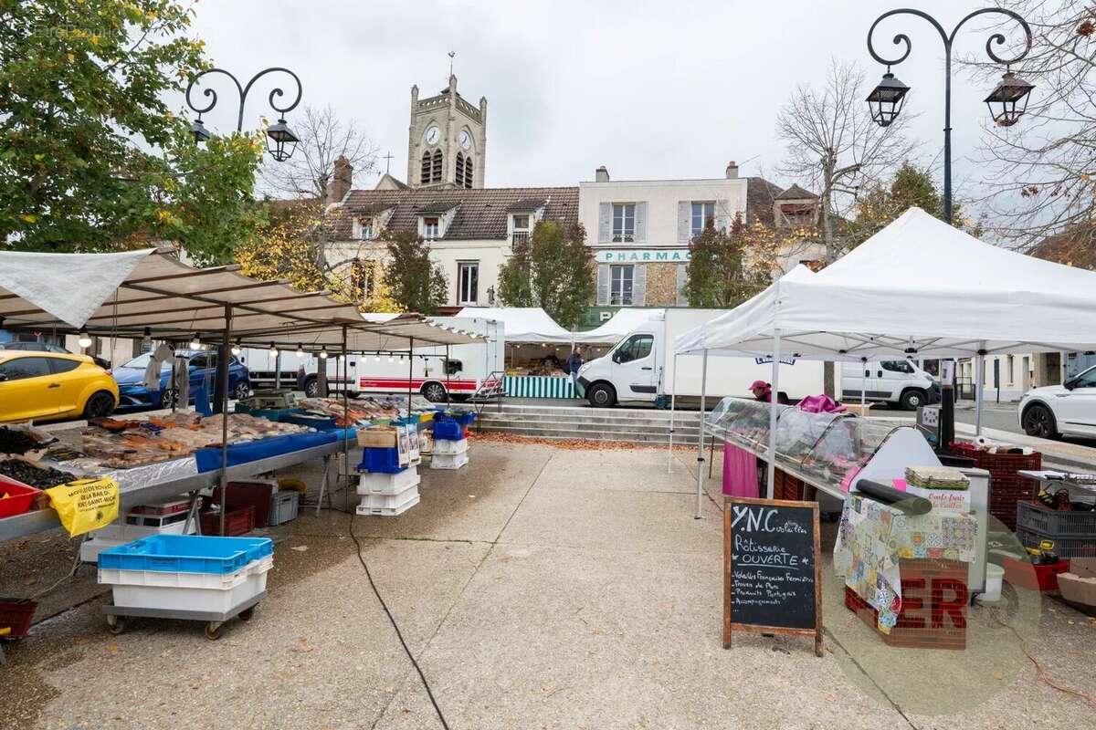 Commerce à NEAUPHLE-LE-CHATEAU