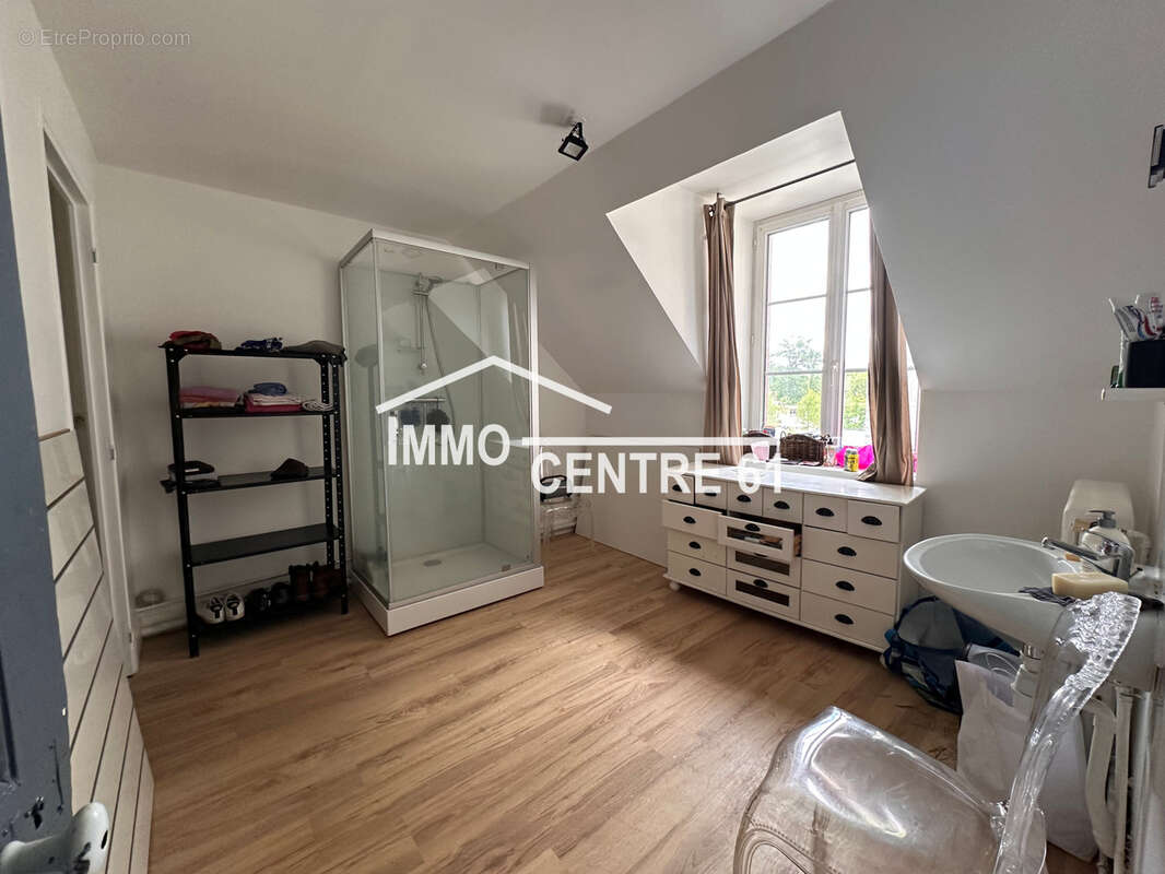 Immeuble comprenant Commerce + habitation Type T5 - photo 7