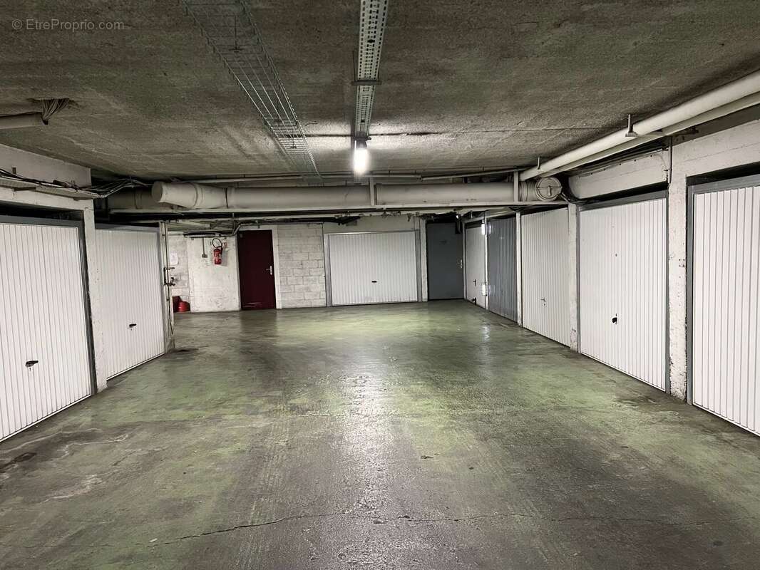 Parking à PARIS-17E