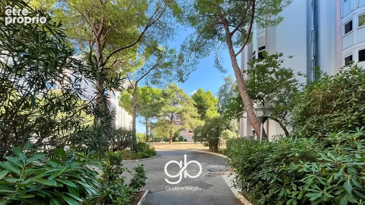 Rare dernier étage lumineux - 4 pièces de 100 m2 avec terrasse, parking et services - photo 12