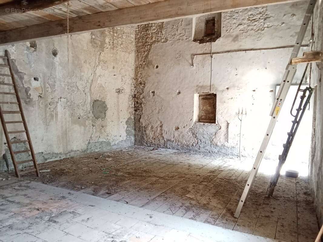 Entrepot avec garage et remises ! - photo 11