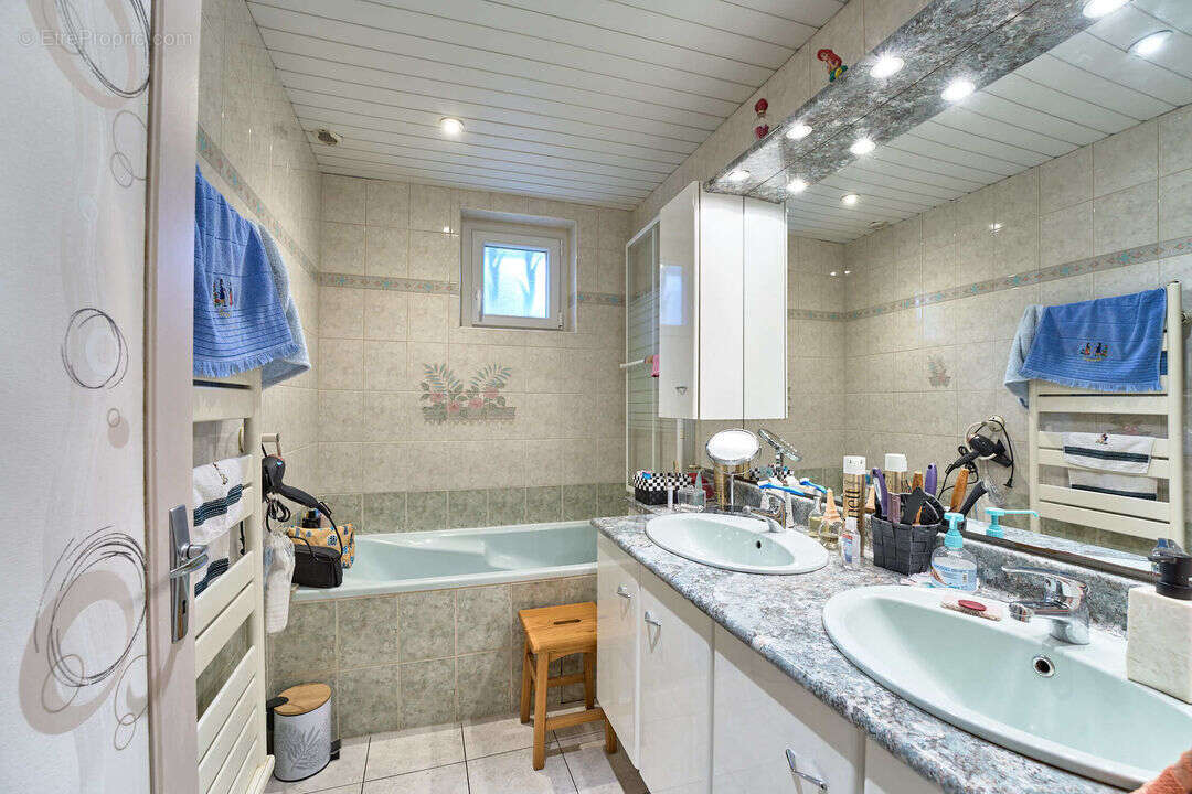 Maison avec pompe à chaleur - Maison à SAINT-QUENTIN-EN-MAUGES