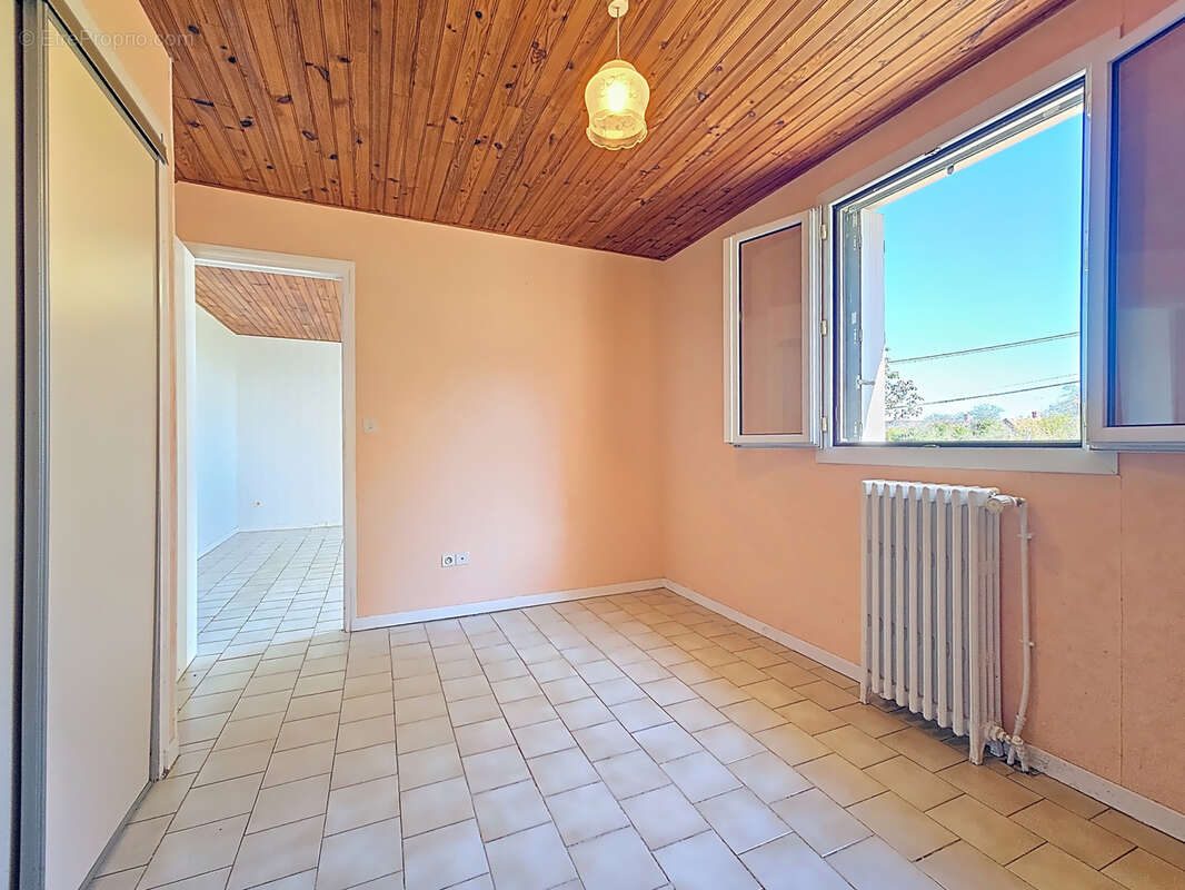 Terrain à NEUILLY-EN-DUN