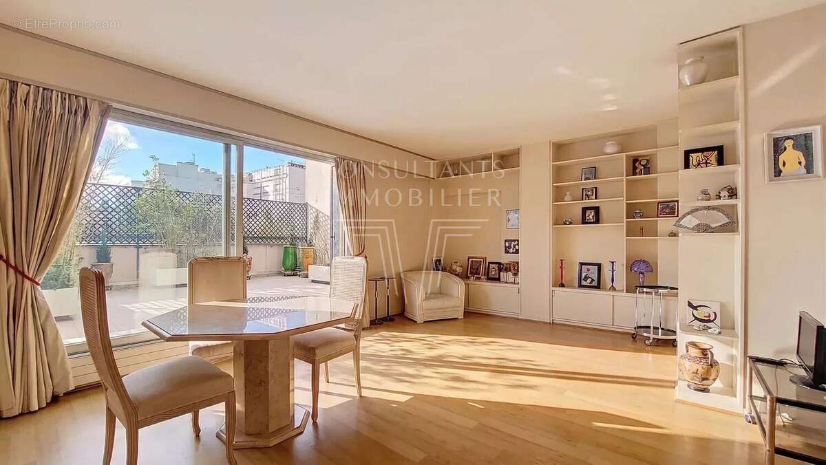 Appartement à PARIS-16E