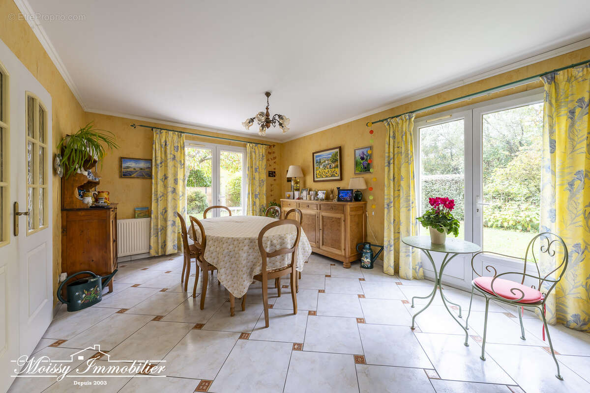 Maison à MOISSY-CRAMAYEL