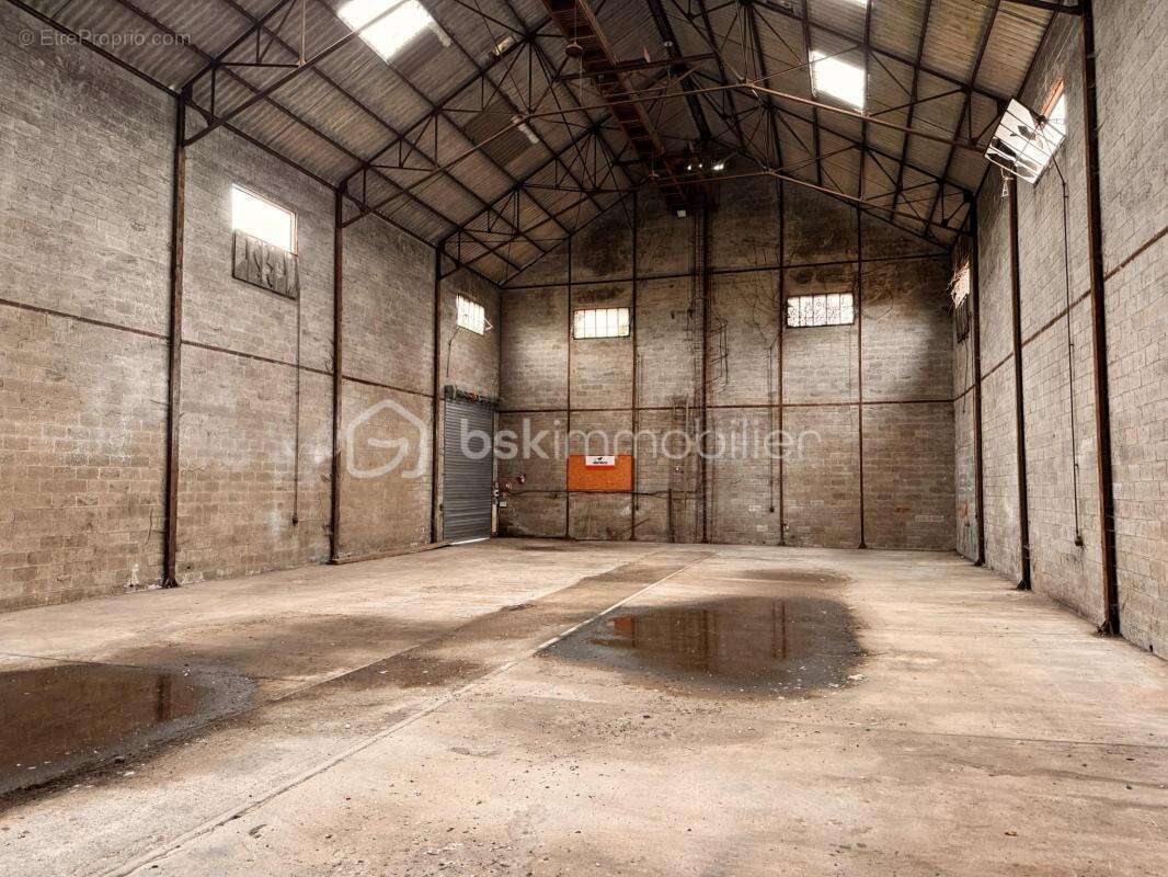 Ensemble immobilier composé de deux immeubles de rapports de 2120 m2 et d'un entrepôt à Sempigny (60400) - photo 9