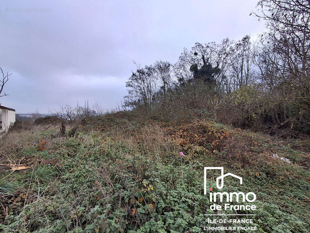 Terrain à MANTES-LA-VILLE