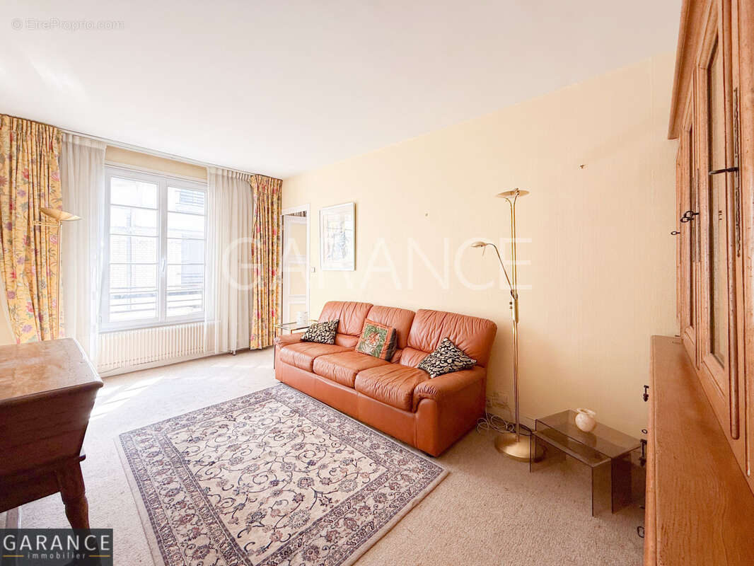 Appartement à PARIS-14E