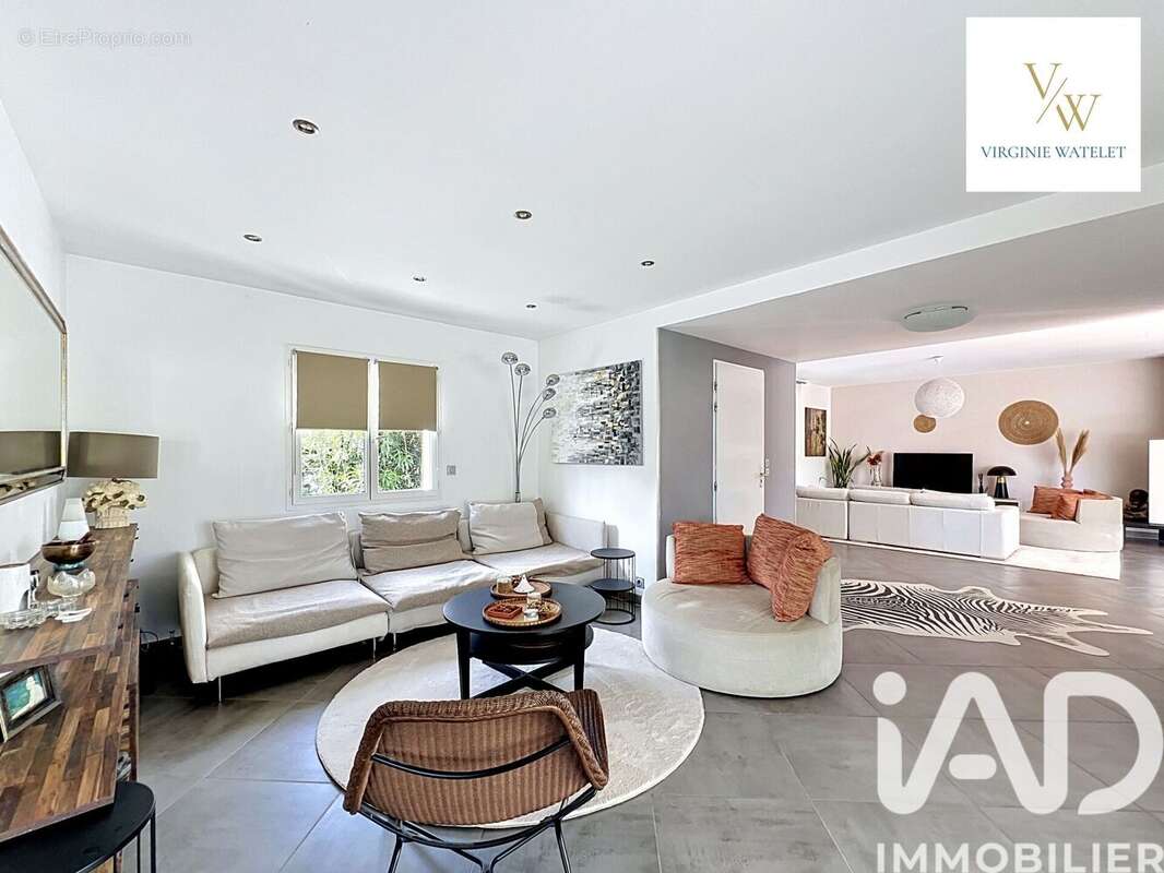 Maison 215 m² à Saint-Jean-De-Cuculles  - photo 8