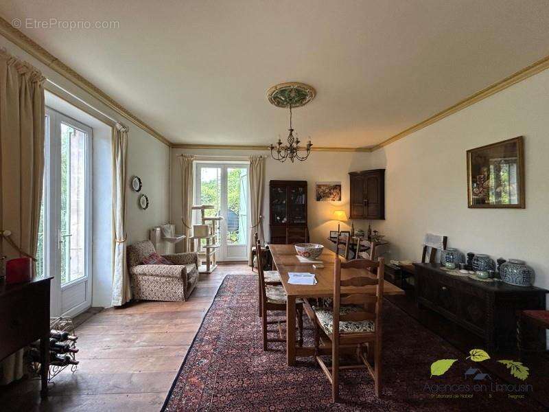 Maison à SAINT-LEONARD-DE-NOBLAT