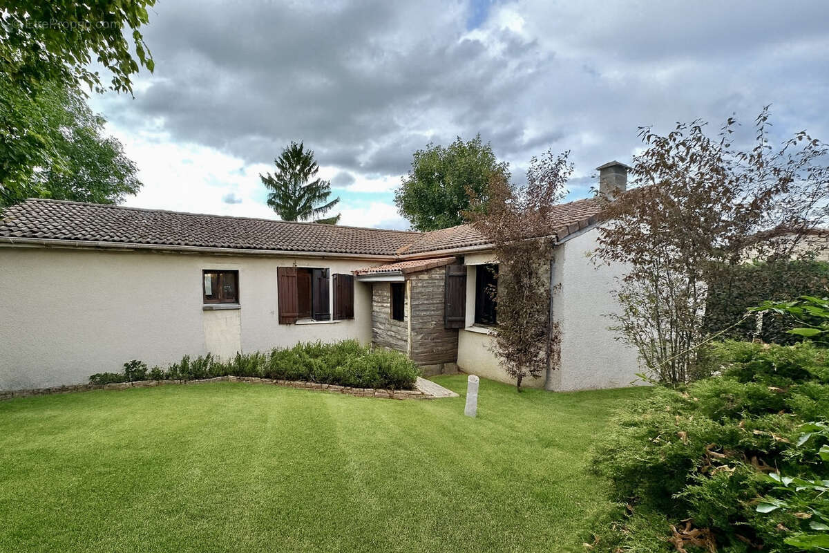 Maison à LES MARTRES-DE-VEYRE