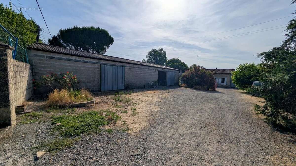 Maison à SAINT-CHRISTOLY-DE-BLAYE