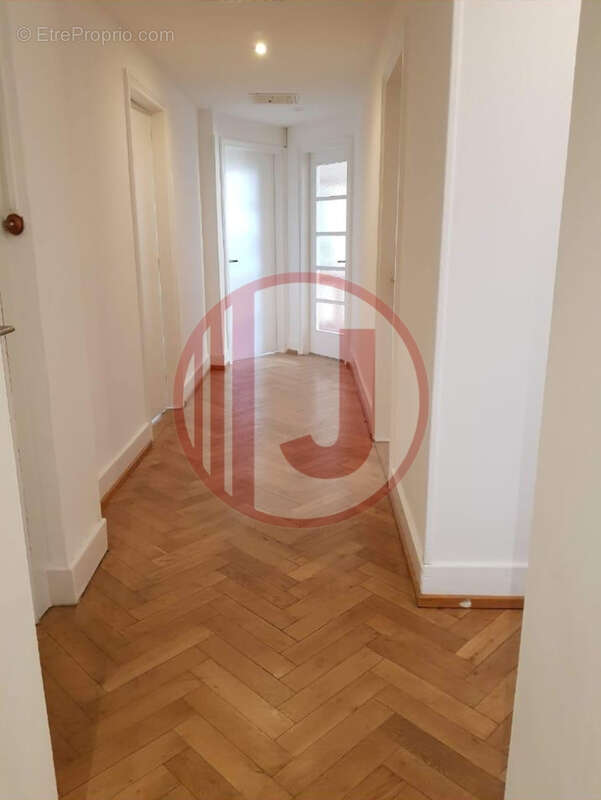 Mulhouse Rue Josué Hofer - Appartement spacieux de 144 m2 avec 7 pièces dont 5 chambres - photo 8