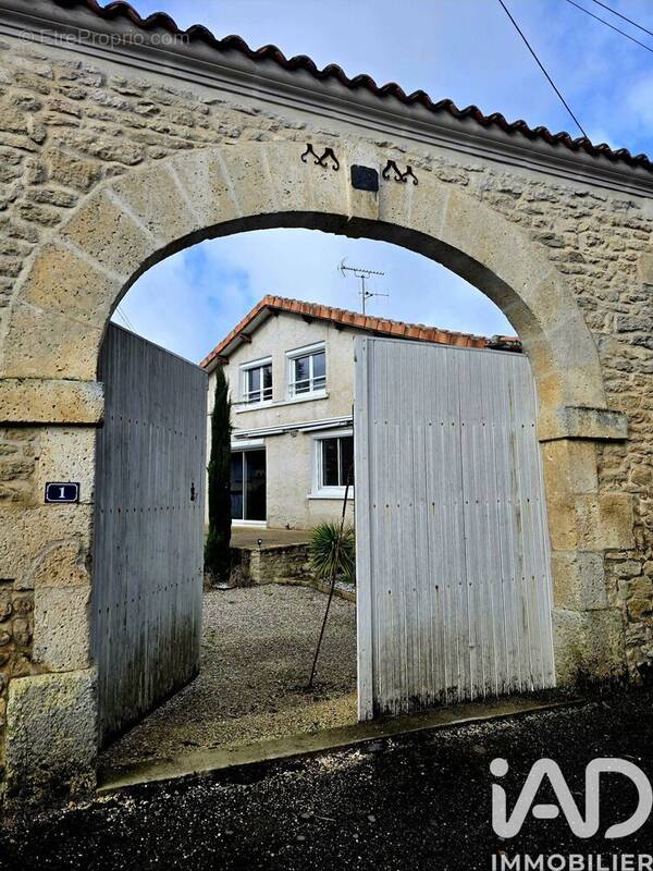 Photo 1 - Maison à SAINT-GENIS-D'HIERSAC