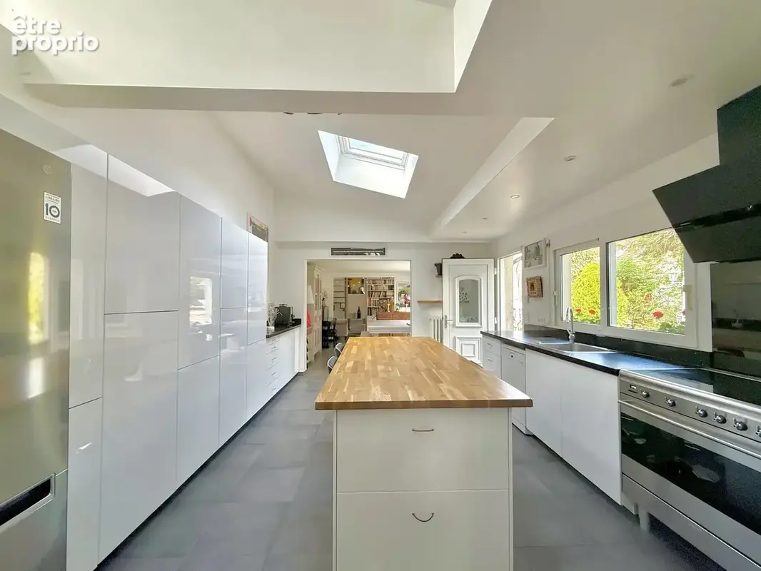 BRUNOY – Quartier des Deux Vallées – Élégante demeure de caractère avec piscine sur terrain arboré de 1.355m² - photo 8