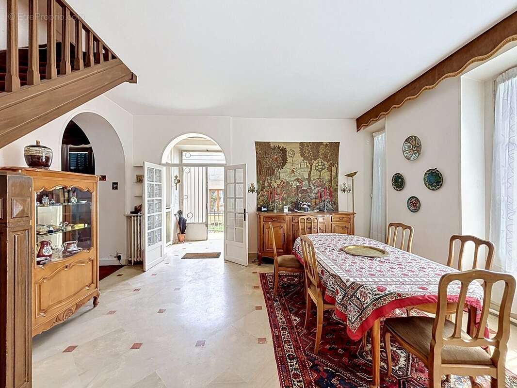 Salle à manger. - Maison à JOUY-EN-JOSAS