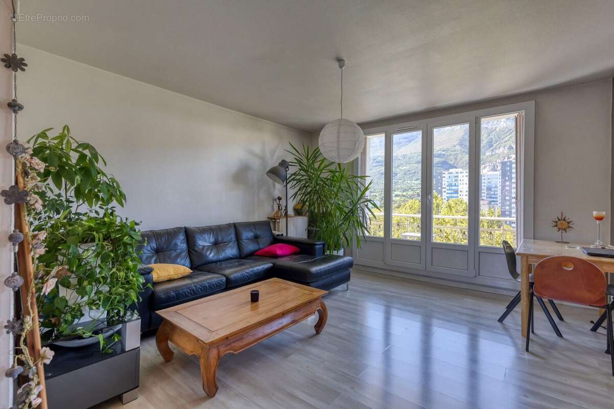 Appartement à LE PONT-DE-CLAIX