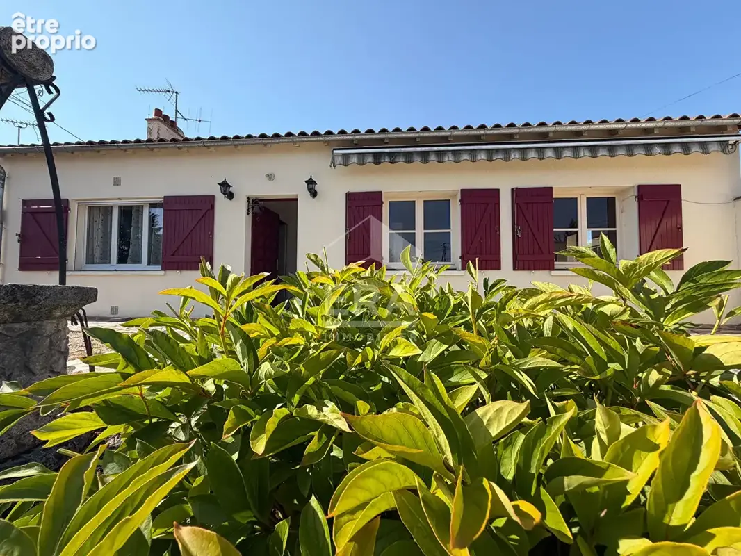 Maison à FRONTENAY-ROHAN-ROHAN
